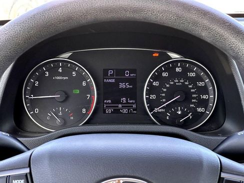 Used 2017 Hyundai Elantra SE image 23