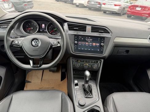 Used 2020 Volkswagen Tiguan SE w/ Panoramic Sunroof Package image 2