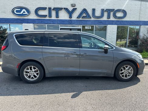 Used 2023 Chrysler Pacifica Touring-L FWD image 3