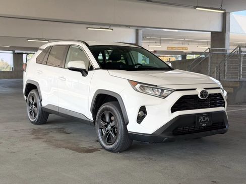 Used 2020 Toyota RAV4 XLE AWD/4WD image 3