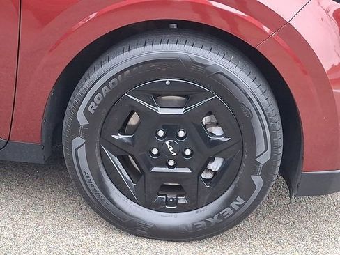 Used 2025 Kia Carnival image 8