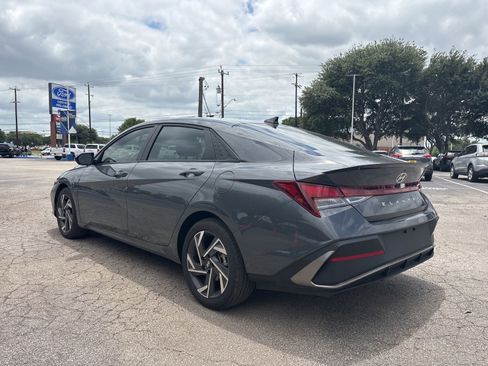 Used 2025 Hyundai Elantra Sport FWD image 5