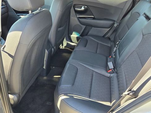 Used 2022 Kia Niro LXS image 12