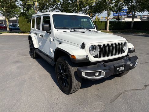 Used 2025 Jeep Wrangler Unlimited Sahara AWD/4WD image 5