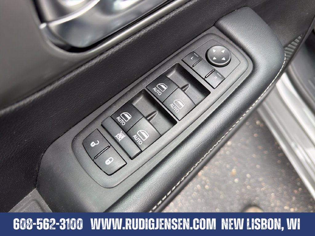 Used 2025 Chrysler Pacifica Select FWD image 11