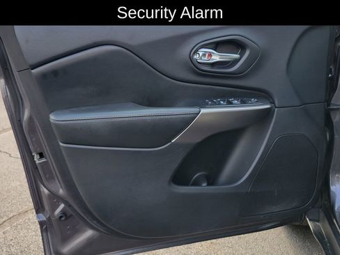 Used 2020 Jeep Cherokee Latitude Plus w/ Comfort/Convenience Group AWD/4WD image 27