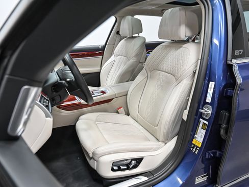 Used 2022 BMW ALPINA B7 xDrive w/ Luxury Rear Seating Package image 4