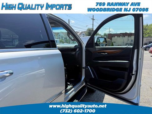 Used 2018 Cadillac Escalade Luxury AWD/4WD image 25