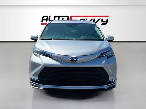 Used 2025 Toyota Sienna XLE w/ XLE Plus Package FWD image 2