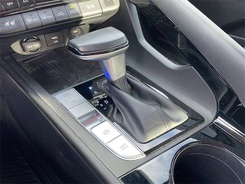 Used 2021 Hyundai Elantra Limited w/ Preferred Accessory Package image 21