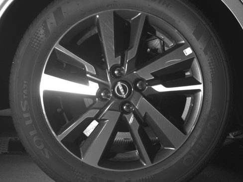 Used 2025 Nissan Versa SV FWD image 18
