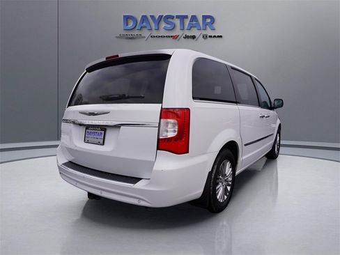 Used 2015 Chrysler Town & Country Touring-L w/ Driver Convenience Group image 4