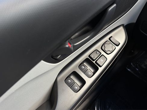 Used 2023 Hyundai Kona SE FWD image 9