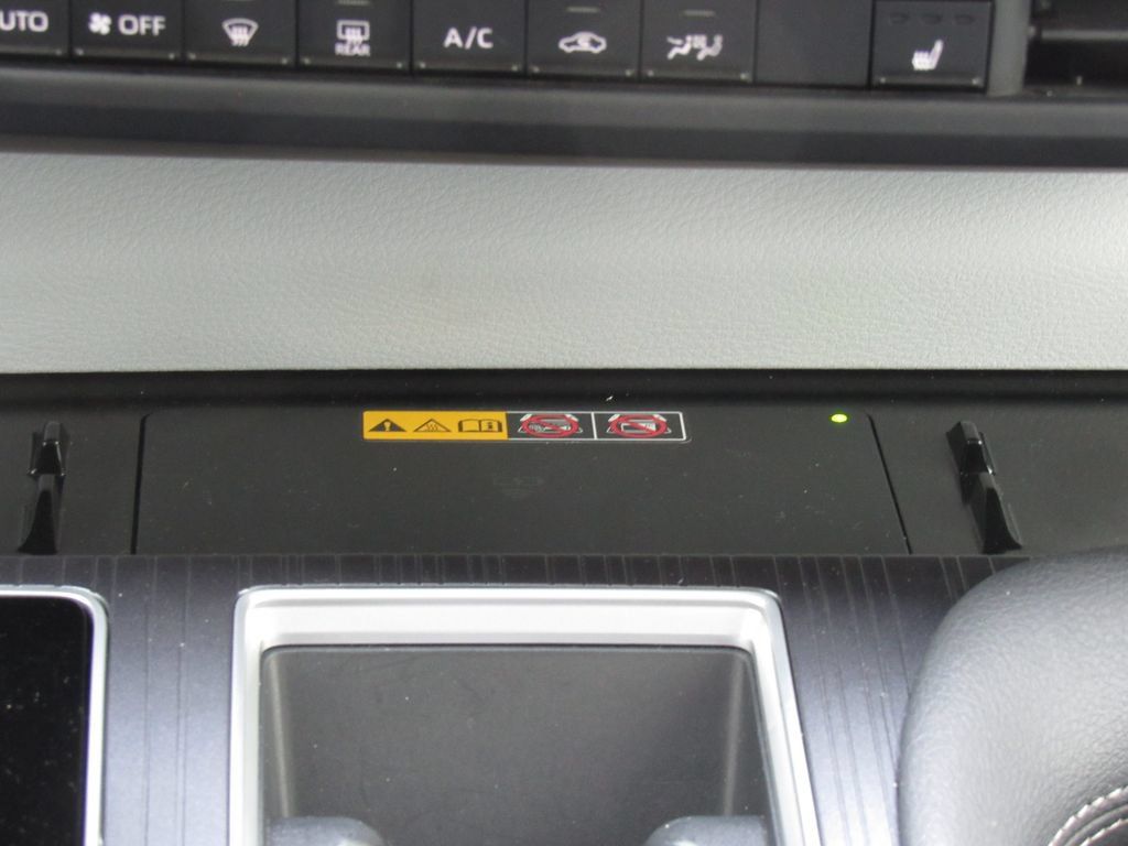 Certified 2025 Toyota Sienna XLE FWD image 33