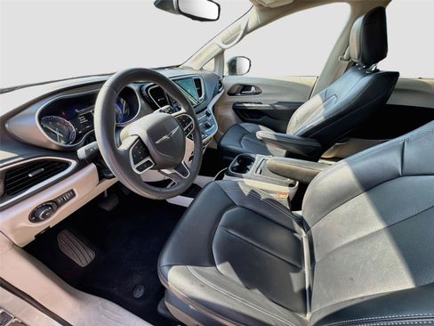 Used 2024 Chrysler Pacifica Touring-L FWD image 11