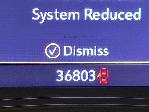 Used 2023 Chevrolet Traverse LT image 2