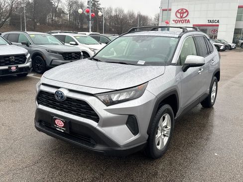 Used 2020 Toyota RAV4 LE image 3