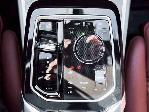 Used 2025 BMW 760i xDrive w/ Premium Package image 70