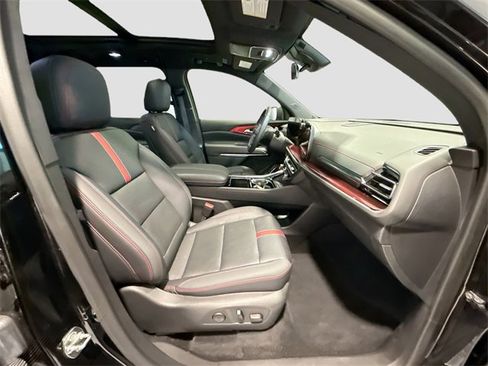 Used 2025 Chevrolet Traverse RS image 25