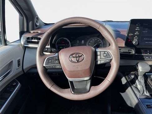 Used 2021 Toyota Sienna Platinum image 11