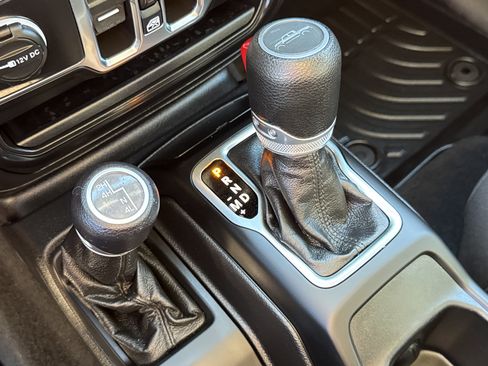 Used 2021 Jeep Gladiator Sport image 21