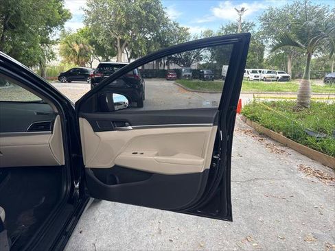 Used 2020 Hyundai Elantra SE FWD image 19