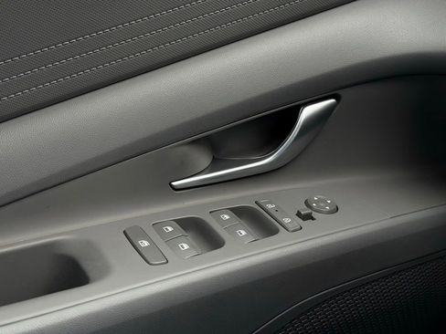 Used 2024 Hyundai Elantra SE image 17