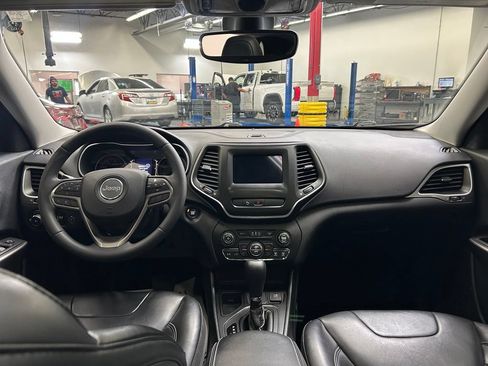 Used 2020 Jeep Cherokee Latitude Plus w/ Comfort/Convenience Group FWD image 19