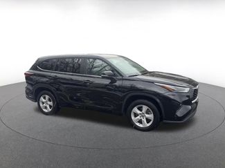 Used 2025 Toyota Highlander LE video 2
