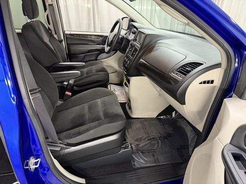 Used 2018 Dodge Grand Caravan SE w/ UConnect Hands-Free Group image 7