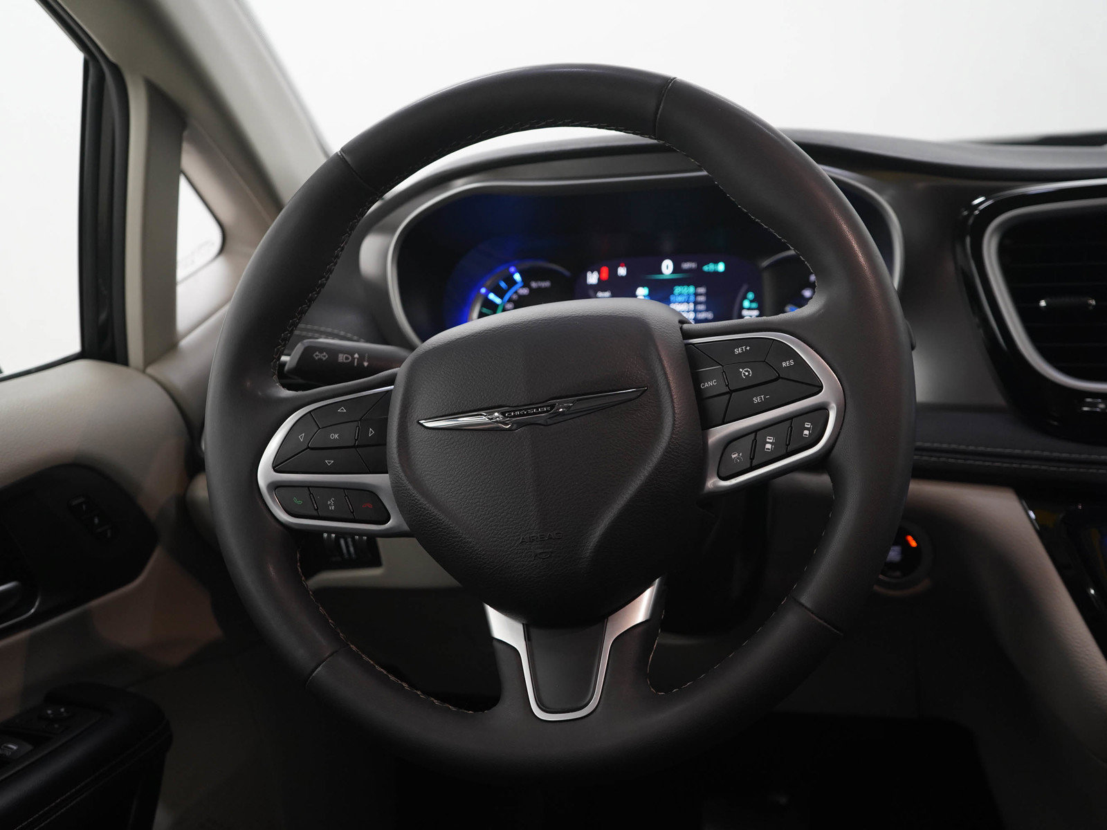 Used 2024 Chrysler Pacifica Limited FWD image 18