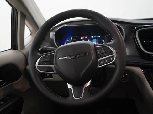 Used 2024 Chrysler Pacifica Limited FWD image 18