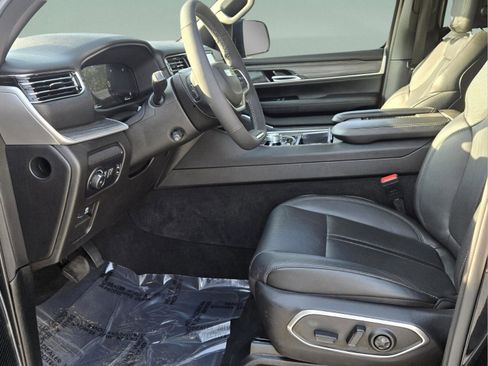 Certified 2023 Jeep Wagoneer L Series II AWD/4WD image 7