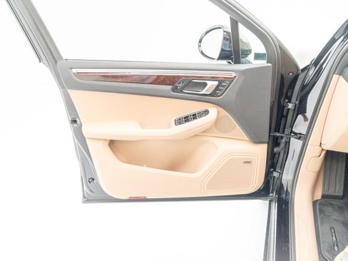 Certified 2025 Porsche Macan image 20