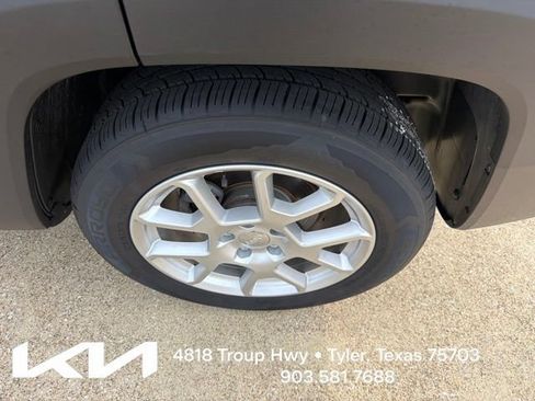 Used 2019 Jeep Renegade Latitude FWD image 7