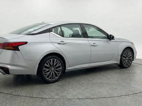 Used 2025 Nissan Altima 2.5 SV image 9