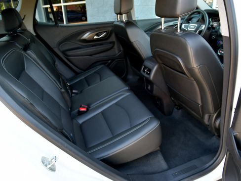 Used 2024 GMC Terrain SLT image 30