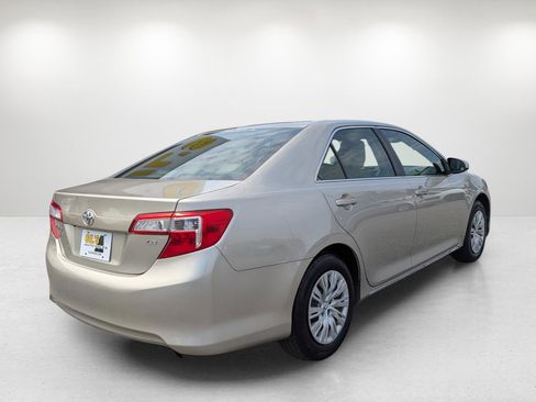 Used 2014 Toyota Camry LE image 5