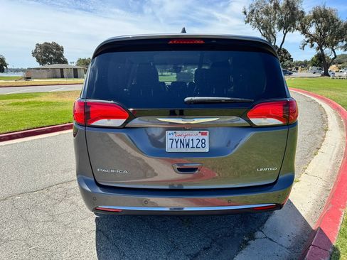 Used 2017 Chrysler Pacifica Limited FWD image 4