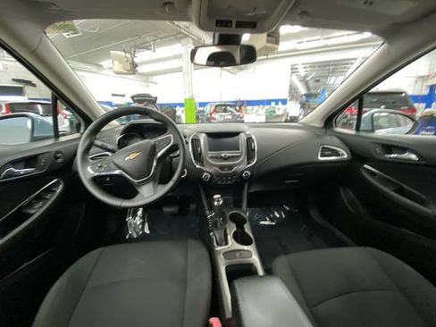 Used 2017 Chevrolet Cruze LT w/ Convenience Package FWD image 27