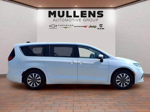 Used 2023 Chrysler Pacifica Touring-L FWD image 4
