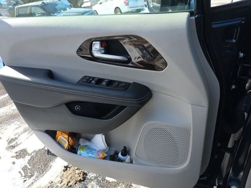 Used 2023 Chrysler Pacifica Limited image 9