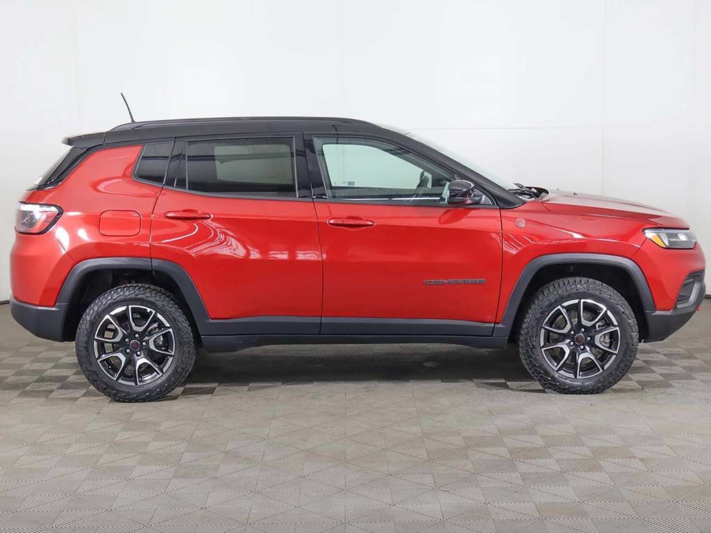 Used 2025 Jeep Compass Trailhawk AWD/4WD image 16