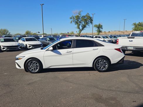 Used 2025 Hyundai Elantra Blue image 8
