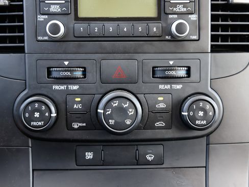 Used 2012 Kia Sedona LX image 31