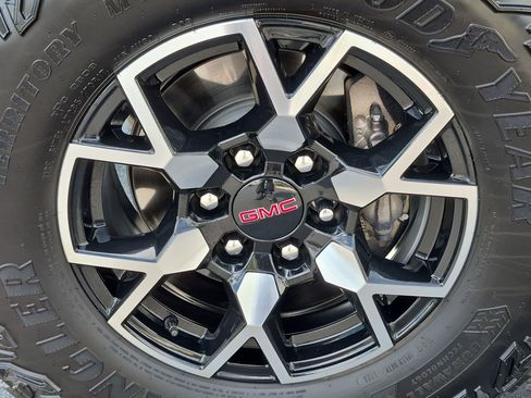 Used 2024 GMC Canyon AT4X AWD/4WD image 13