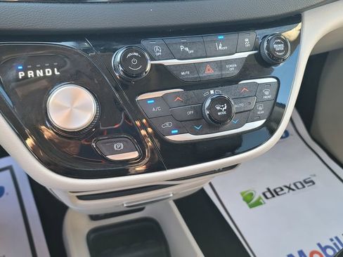 Used 2023 Chrysler Pacifica Touring-L FWD image 22