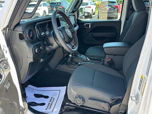 Used 2024 Jeep Wrangler Unlimited Rubicon AWD/4WD image 12