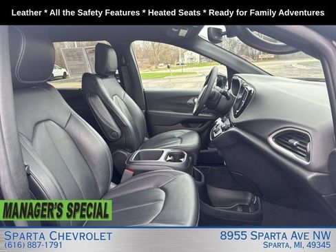 Used 2025 Chrysler Pacifica Select FWD image 26