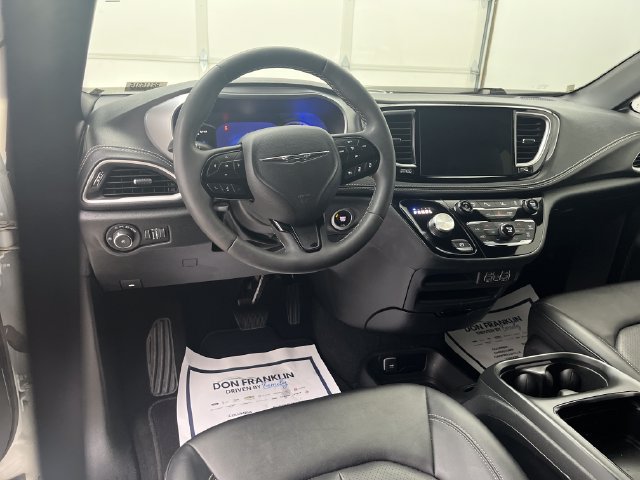 Used 2024 Chrysler Pacifica Limited FWD image 15